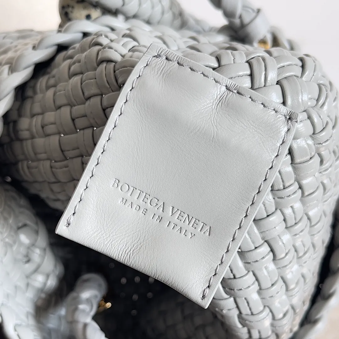 Batch 3760 BV collectible small woven handbags are really YYDS!! Bottega Veneta’s most classic small woven handbags are back! ! We use the highest quality leather with the highest craftsmanship❤️ to create the most expensive works. We have created the Intrecciato leather weaving process❤️ This unique traditional exclusive leather weaving method has not only become our logo but also reflects the time-consuming and labor-intensive craftsmanship of our products❤️ The new TOSCA handbag must be a selection worth collecting🆕 Style number: 776755 Size: 20*15.5*7cm